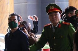 Cựu Thứ trưởng Bộ ngoại giao Tô Anh Dũng bật khóc nói về sai phạm của mình