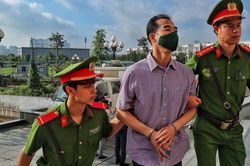 Vợ chồng cựu Thứ trưởng khóc trước tòa xin được khoan hồng