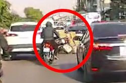 Chở cả núi hàng quệt vào ô tô, xe máy chao đảo rồi lật ngã