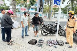 Đang đi giao hơn 3.000 quả pháo lậu thì bị công an bắt giữ