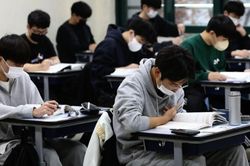 Chuông báo hết giờ thi sớm hơn 90 giây, thí sinh đòi bồi thường gần 400 triệu