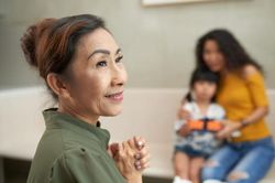 Tháng nào mẹ cũng gọi điện xin tiền tôi, biết lý do mà tôi choáng váng