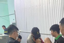 TP HCM: Công an giải cứu nạn nhân bị kẹt tay vào máy trộn