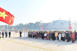 Đoàn học sinh, sinh viên, thanh niên dân tộc thiểu số xuất sắc, tiêu biểu làm lễ báo công dâng Bác, vào Lăng viếng Chủ tịch Hồ Chí Minh
