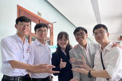 Sinh viên Bách khoa sáng chế trò chơi hỗ trợ phục hồi chức năng tay
