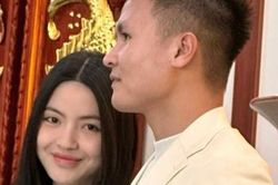 Quang Hải - Chu Thanh Huyền dựng rạp đám hỏi hoành tráng trên sân bóng