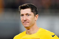 Mất phong độ, Lewandowski bị Barca lật kèo lương