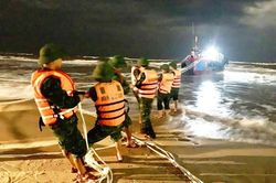 Quảng Bình: Kịp thời ứng cứu tàu cá mắc cạn tại cửa biển Nhật Lệ
