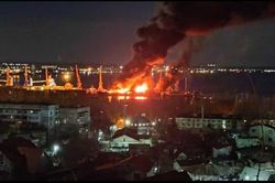 Ukraine tuyên bố phá hủy tàu đổ bộ lớn của Nga; Moskva xác nhận Crimea bị tấn công