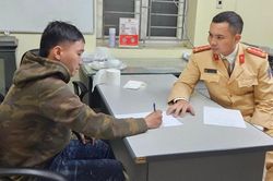 Hà Nội: Cảnh sát giao thông truy đuổi đối tượng cướp giật điện thoại đi động