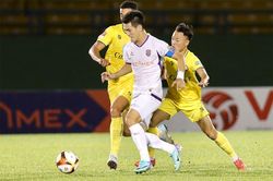 Vòng 8 V-League 2023-2024: 'Nóng' cả trong lẫn ngoài sân cỏ