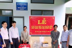 Bàn giao 2 căn nhà 'Đại đoàn kết' cho hộ nghèo, hộ cận nghèo huyện Đak Pơ