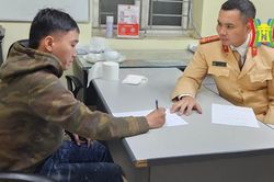 Cảnh sát giao thông 'bắt nóng' đối tượng cướp điện thoại