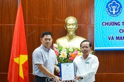 Tặng sổ BHXH, thẻ BHYT cho người có hoàn cảnh khó khăn