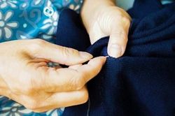 Nữ nghệ nhân 'vá kỷ niệm' hiếm hoi ở đất Hà thành