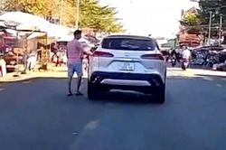 Ngán ngẩm nam thanh niên đỗ ô tô giữa đường để đi chợ
