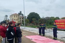 Người dân, học sinh, sinh viên ngoại thành t rải nghiệm chữa cháy và cứu nạn, cứu hộ