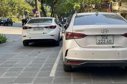 Vỉa hè Hà Nội vừa lát đá xong đã phải oằn mình 'cõng' ô tô