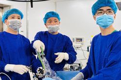 Phẫu thuật nội soi cắt gan, đại trực tràng một thì, không có đường mổ