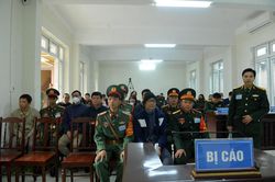 Phan Quốc Việt cùng nhiều cựu cán bộ Học viện Quân y hầu tòa trong vụ Việt Á