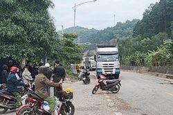 Huyện Nghi Lộc vào cuộc xử lý sau sự việc người dân chặn xe chở gỗ dăm rơi vãi