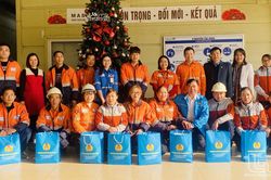 Tặng quà đoàn viên, người lao động Công ty Núi Pháo