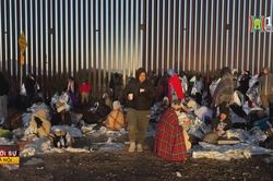 Người di cư kiên nhẫn chờ đợi ở biên giới Mỹ-Mexico