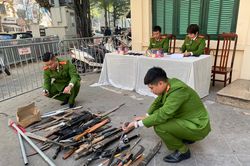 Công an quận Hoàn Kiếm thu hồi nhiều vũ khí và đạn