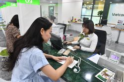 Lãi suất thấp kỷ lục, nhộn nhịp người tìm mua sổ tiết kiệm lãi cao