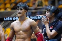 Nguyễn Trần Duy Nhất tung tuyệt kỹ, khiến cao thủ kickboxing phải bỏ chạy và xin đầu hàng; CĐV đưa ra bình luận bất ngờ