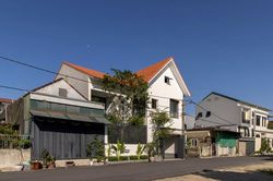 Chiêm ngưỡng ngôi nhà ngói đỏ đẹp ngỡ ngàng trên báo ngoại