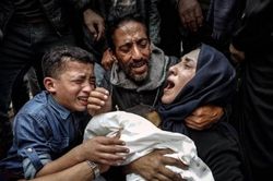 Xung đột ở Dải Gaza: Người dân đối mặt nạn đói và tuyệt vọng; Israel nhất trí mở hành lang nhân đạo, không kích Bờ Tây