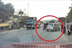 Clip: Lái ô tô như trong phim, tài xế thoát đại họa từ người qua đường 'bất thình lình'