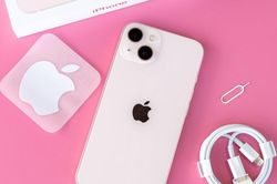 Giá đập hộp iPhone 13 rẻ như cho cuối tháng 12, chỉ còn từ 15 triệu 'chặt đẹp' đối thủ Galaxy S23 Ultra
