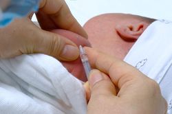 Vaccine miễn phí: Khi nào hết 'ăn đong'?