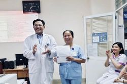 Nữ hộ lý trả lại tiền cho sản phụ để quên tại bệnh viện