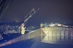 Bắt quả tang hai tàu đang ăn trộm cát trên sông Hồng