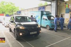 Ô tô xếp hàng dài chờ đăng kiểm cuối năm