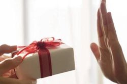 Bộ Giáo dục và Đào tạo nghiêm cấm các sở, trường học tặng quà Tết cấp trên