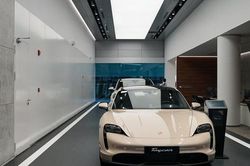 Triệu hồi xe điện Porsche Taycan ở Việt Nam để kiểm tra tình trạng pin