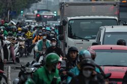 Người dân về quê nghỉ Tết Dương lịch, đường phố Thủ đô ùn ứ kéo dài
