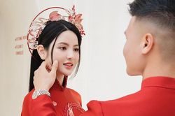 Quang Hải ân cần với Thanh Huyền trong buổi thử áo dài
