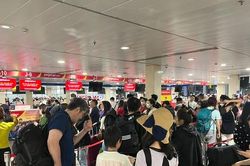 Sân bay Tân Sơn Nhất đông nghịt người chiều cuối năm