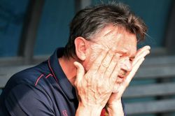 Tuyển Việt Nam: HLV Troussier như ngồi trên đống lửa