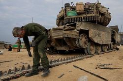 Xe tăng và tên lửa Israel tiếp tục tấn công Gaza, thêm công dân Mỹ thiệt mạng