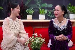 Mẹ chồng yêu chiều, tặng cả hũ vàng cho con dâu trước khi cưới