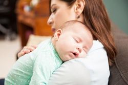 Vì sao trẻ ngủ say khi được bế nhưng đặt xuống là khóc?