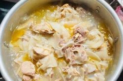 Tự làm món thịt gà nấu măng chua 'đổi vị' cho bữa cơm gia đình: Khâu cuối đừng bỏ hành lá mà bỏ thêm loại hạt này