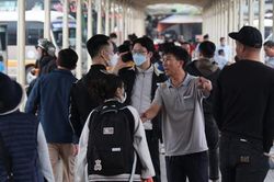 Hà Nội: Người dân lỉnh kỉnh hành lý rời Thủ đô về quê nghỉ Tết Dương lịch