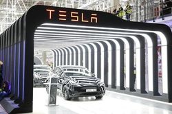 Thách thức của 'người khổng lồ' EV Tesla năm 2024